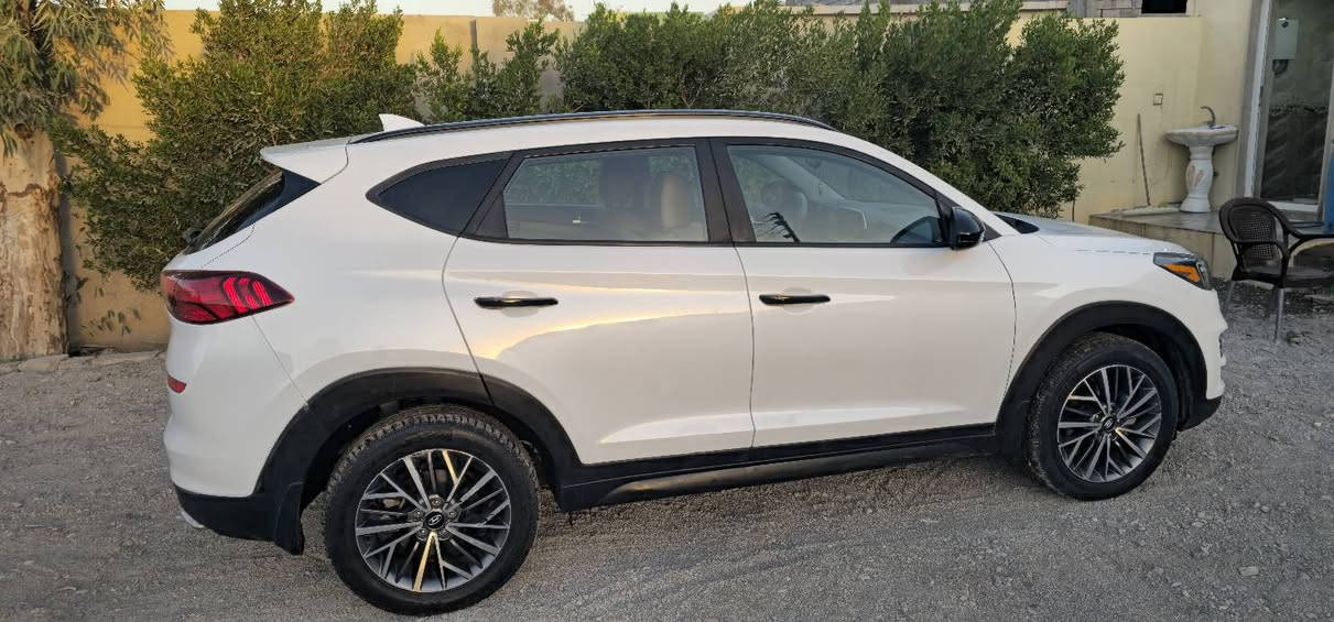 للبيع 
توسان أمريكي 2020  
ماشية 21 ميل شبه زيرو 
رقم اربيل سنوية وهزة جديدة 
كوبون بنزين بها 
محرك Jdi ع بنزين عادي 
بصمة وفول مواصفات عدا بانوراما 
حادث جاملخ خلفي 
مكان سهل نينوى 
$180 
***********
