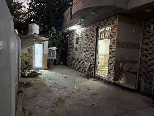 السلام عليكم 
يتوفر دار سكني طابو زراعي سند 25 للبيع مساحته 260م يحتوي على غرفتين نوم وصالة واستقبال ومطبخ ومجموعه صحيه داخليه وخارجيه وحديقه وطارمه موقعه في المسيب / قطع حسنين خلف حي المصطفى متوفره كافة الخدمات السعر المطلوب للبيع 100مليون للاستفسار الاتصال بالرقم *********** او مراسلة الصفحة
