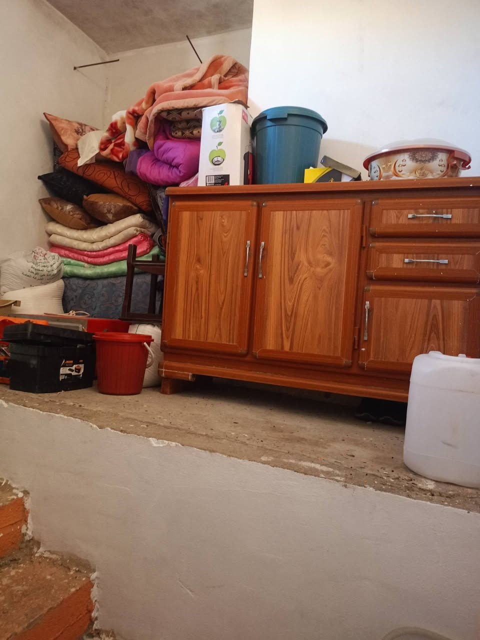 للبيع بيت مساحته 100 سند  في حي بكر وره جامع البديع ابواب جدد مصبوغ جديد بيت نضيف مابي اي شي لا فطر لا شي لا كسر يتكون من حوش و هول و تواليت 2 دخل و خارج و غرفتين وحده مال نوم وحده ستقبال و وحده فوك بيت و ترك و طارمه و مطبخ  نضيف اي شي مابي سعر 70 حيل مناسب وره البيت سوك يعني منطقه زينه حيل دكاكين يمك سوك يمك (رقم الهاتف ) ***********  )) ***********
