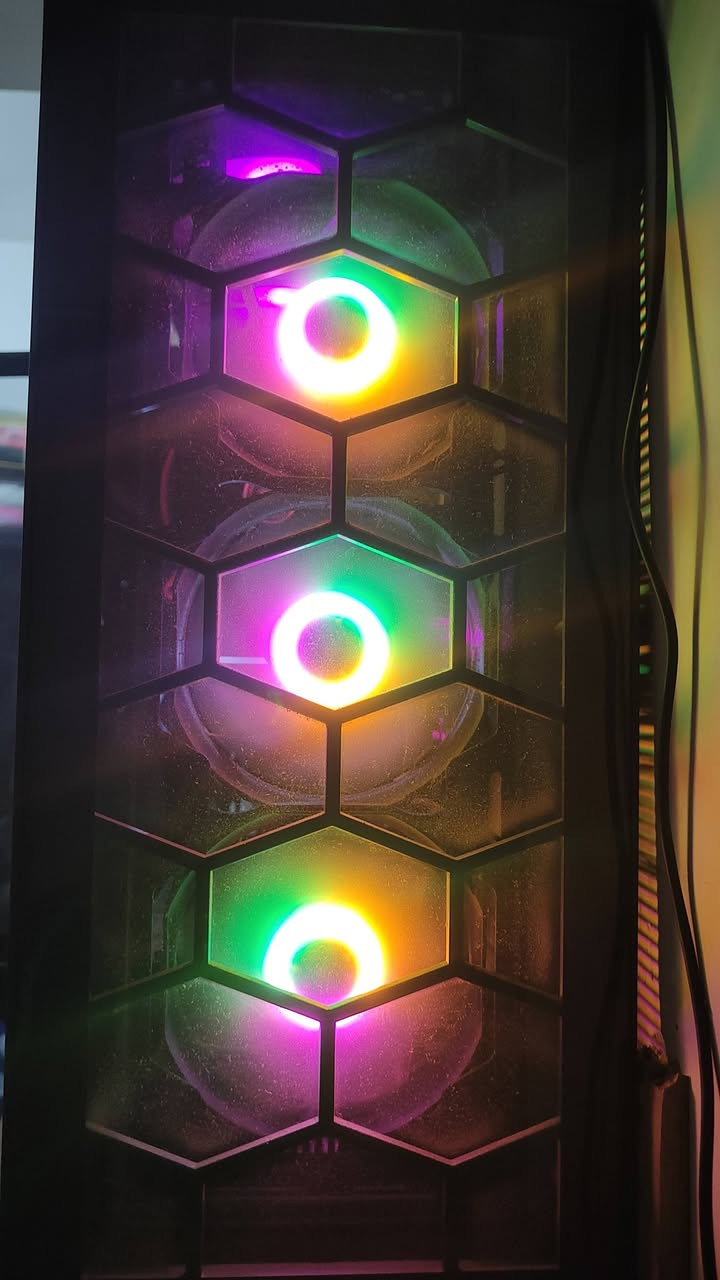 للبيع PC Gaming تجميعة قوية ونظيفة

المواصفات:

- المعالج: AMD Ryzen 5 5650G Pro
- المبرد: Arctic Freezer (تبريد ممتاز وحرارة مستقرة)
- كرت الشاشة:  RTX 3060 Ti 8g قوي لتشغيل الألعاب الحديثة
- الرام: 16GB (8×8) بتردد 3200MHz
- اللوحة الأم: B450 Steel Legend
- الباور سبلاي: 700W
- التخزين:
  - SSD سعة 228GB (لنظام التشغيل والبرامج)
  - HDD سعة 1TB (لتخزين الألعاب والملفات)

التجميعة مناسبة للألعاب القوية والبرامج الثقيلة، والأداء ممتاز جداً.

الحالة: نظيفة وشغالة بدون أي مشاكل.
السعر: (900 الف ) بي مجال بسيط
الموقع: (بغداد)

للاستفسار مراسلة خاص.


**إذا كنت صاحب هذا الإعلان وتريد حذفه لأي سبب، رجاءا أرسل رسالة إلى الدعم الفني**