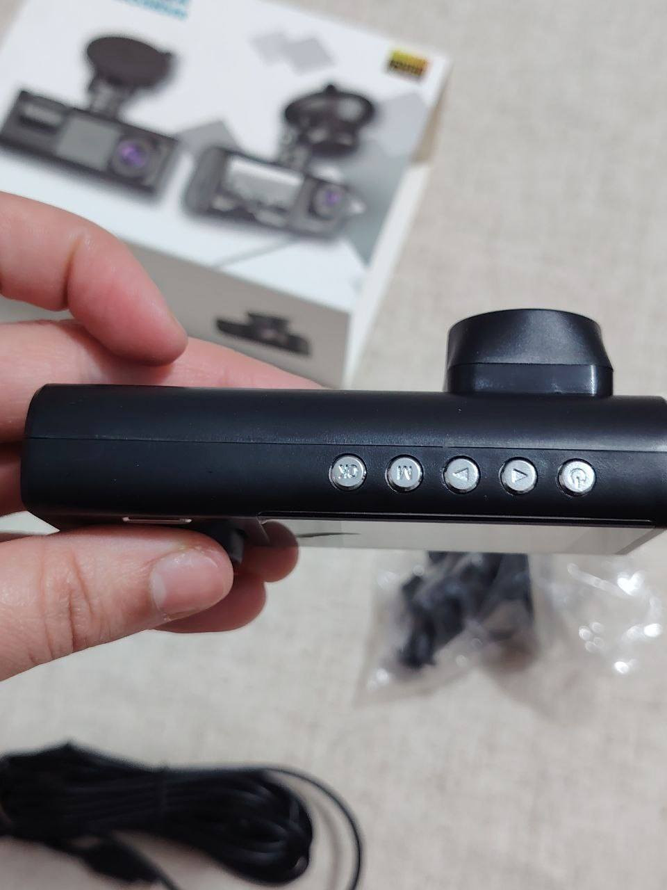 داش كام كاميرة سيارة ذكية ثلاثية مزودة بتقنية Wi-Fi
وتتميز ب: تسجیل ثلاثي الكاميرات (أمامية 1080P، داخلية 720P، خلفية 720P) لتغطية شاملة. دعم بطاقات SD مع ذاكرة وصول عشوائي (RAM) سعة 64 جیجابایت لكل کامیرا، مع تشغيل مستمر عبر ولاعة السيارة. 
تقنية WDR لتعديل الإضاءة التلقائي، وتقليل زاوية الرؤية عند الركن، بالإضافة إلى تسجیل حلقي وحماية للفيدیوهات المهمة. تتضمن محتویات الصندوق کامیرا المسجل، شاحن Type-C، کامیرا خلفية مع کابل 6 متر، أدوات تثبيت

السعر ٤٥ الف والتوصيل #مجاني لكل محافظات العراق للحجز خاص


**إذا كنت صاحب هذا الإعلان وتريد حذفه لأي سبب، رجاءا أرسل رسالة إلى الدعم الفني**