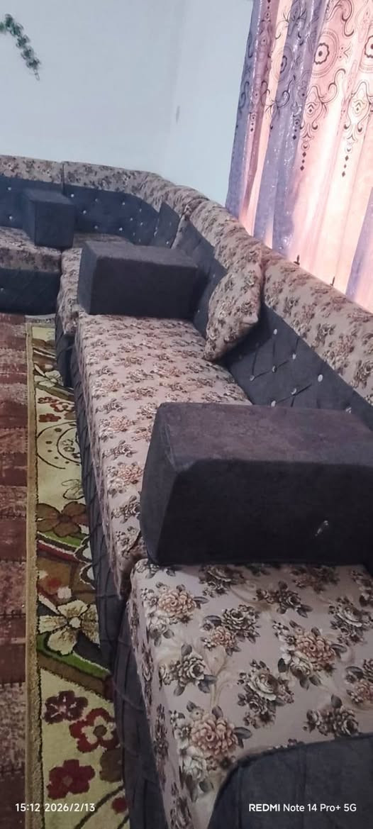 السلام عليكم ديوان مستعمل  قليل  12 مقاعد  11 متر  السعر 180 وبيه مجال المكان كربلاء الحر  رقم *********** واتساب
