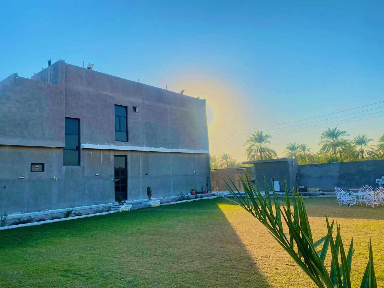 #الدارللبيع 🏡
#الموقع: المدائن - البوجامل (خلف طاق كسرى).
#المساحة: 735 متر (طابو زراعي٢٥).
#تفاصيل الدار:
غرف النوم: 5 غرف نوم (4 غرف سوبر بنظام سويت + غرفة نوم إضافية).
الصحيات: حمام رئيسي داخلي + حمام خارجي.
الصالات: استقبال فخم + هول داخلي واسع.
المطبخ: نظام حديث (حار وبارد).
#للاستفسار  الاتصال على الأرقام التالية
***********,,***********
