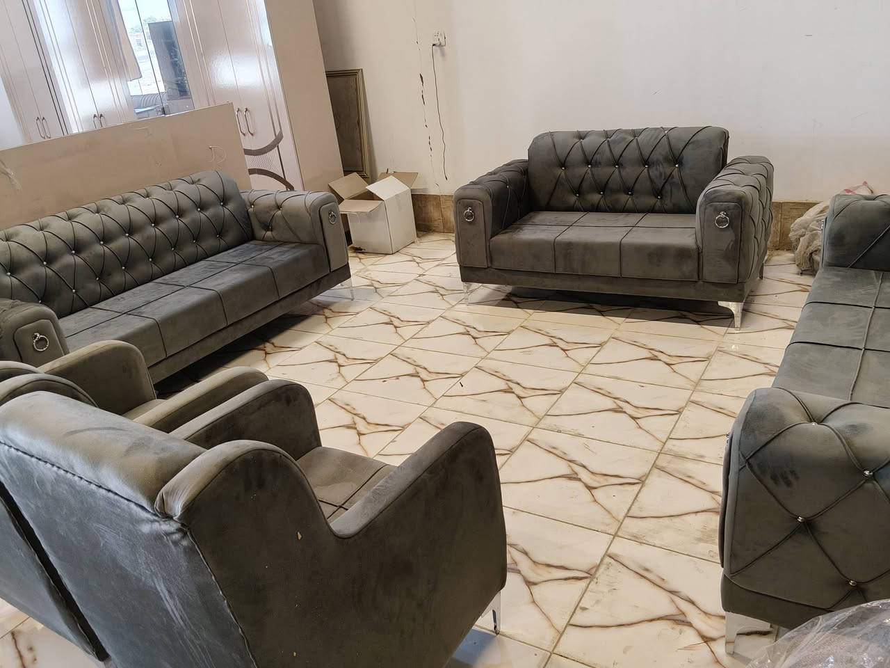 يتوفر تخم عراقي شغل ممتاز جميع اجزاء هيكل التخم بلوك اسفنج مميز قماش تركي بتصاميم والوان متعددة كما يحق للزبون اضافه أو حذف بعدد المقاعد أو اختيار اللون متوفر الآن في معرض الشركه الكائن طريق رفاعي نصر مجاور جامعة اوما الاهليه للاستفسار اكثر يرجى الاتصال على الارقام التاليه 
***********
*********** واتس فايبر تلگرام 
البيع بطريقة النقد والاقساط 
الشد والنقل داخل محافظة ذي قار مجانا 
صيانه مجانيه لمدة سنه كامله
