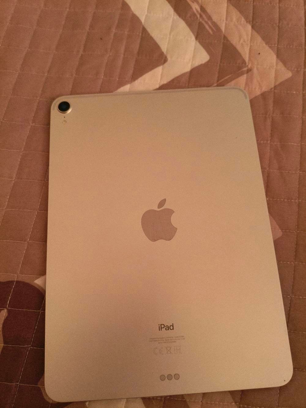 iPad Pro

- ذاكرة 256GB

- صحة البطارية 93%

- يشغل ببجي 120 فريم وباقي الألعاب بدون مشاكل

- نظافة الجهاز 95%

- الجهاز فقط بدون شاحن أو ملحقات

الجهاز استخدام شخصي ونظيف جدا وما بي أي مشاكل 

  حجم الشاشه 11 انج السعر ٦٥٠ الف يجي بس لجهاز بدون ملحقات لا يوجد توصيل للتواصل ***********
