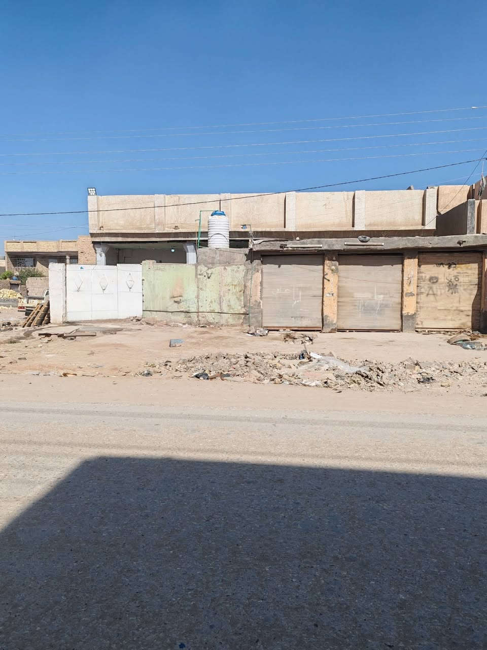 📢 عقار تجاري للبيع الحي العسكري – الشارع الرئيسي
📍 
📐 المساحة: 300 متر
ــــــــــــــــــــــــــــ
🏢 يحتوي العقار على:
• 3 محلات تجارية على الشارع الرئيسي
• دار سكني داخل العقار
ــــــــــــــــــــــــــــ
🏠 تفاصيل الدار السكني:
• غرفتين نوم 💤
• صالة
• غرفة استقبال
• مطبخ حار وبارد
• طارمة
ــــــــــــــــــــــــــــ
📜 نوع الملكية: طابو صرف
ــــــــــــــــــــــــــــ
⭐ المميزات:
• موقع مميز وحيوي
• قريب من محلات أم صاحب
• مناسب للسكن والاستثمار
ــــــــــــــــــــــــــــ
📞 للاستفسار: ***********
ــــــــــــــــــــــــــــ
💰 السعر: مراسلة فقط عبر واتساب أو ماسنجر
