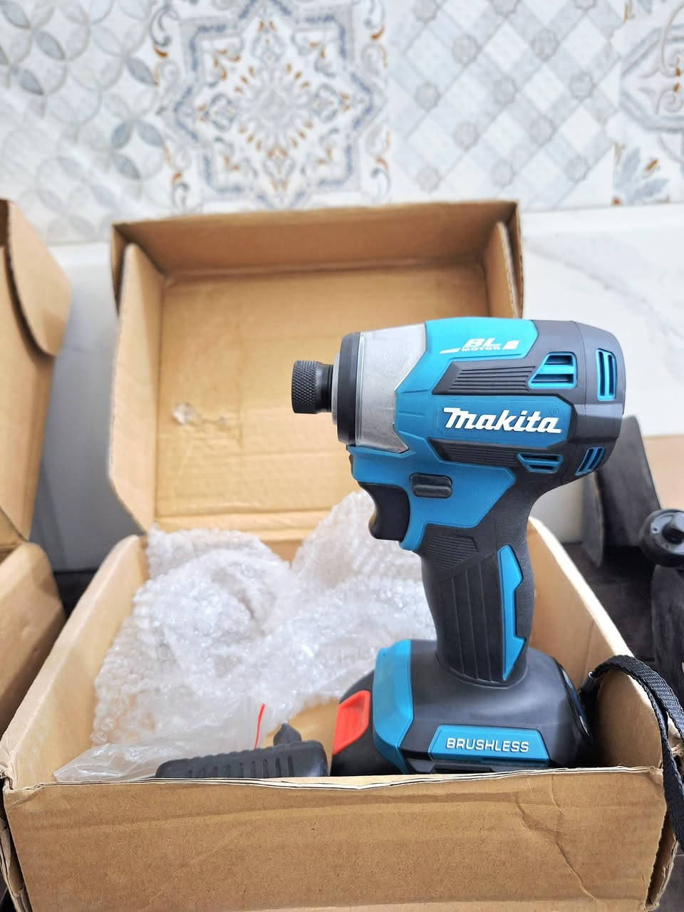 مجموعة عدد يدوية قطع اصلية
امزوون / اوربي اصلي ( ماكيتا )
1. منفاخ هواء حجم كبير 
2. دريل فتح وشد برشلس اقجم
3. دريل امباكت اقجم 3 سرع
4. راجز شحن اماكن. ضيقة
اخوان المحترمين جميع القطع اصلية

للاستفسار و العنوان
كربلاء حي السلام قرب مدارس العتبة
***********
***********
