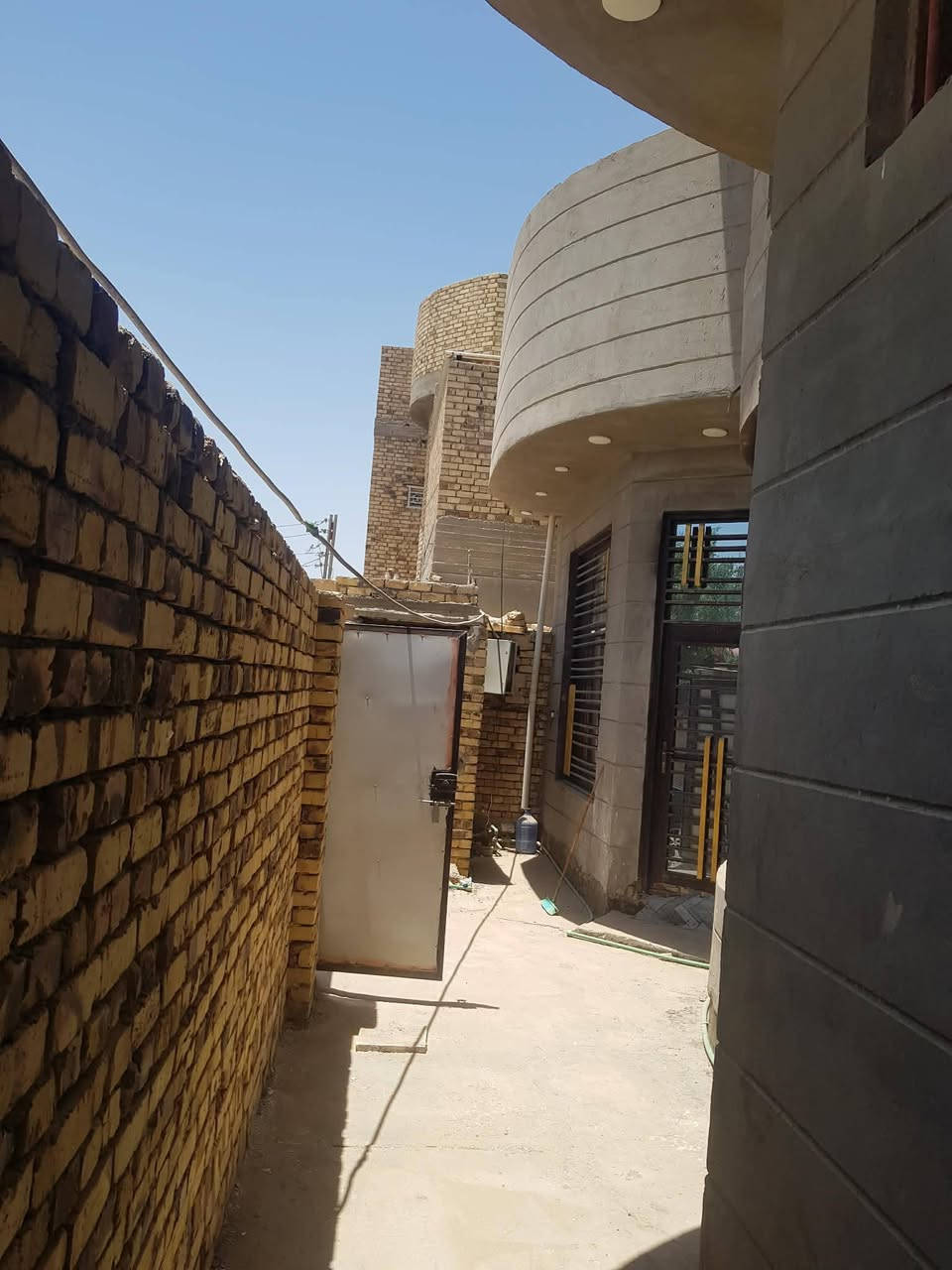 بيت للبيع يرهم مراوس بيت بناء حديث زراعي موقع حلو او بيع  بل نقدي والقسط الموقع حي الشرطه بل دغاره بناء جديد طابو صرف ١٥٠ متر خدمات كامله كله جديد بي غرفه نوم وصاله وستقبال مطبخ حار وبارد صحيات داخليه وخارجيه الطابق الثاني صاله جبيره وبي سطحين بناء ع نص يعني اتخلي الشبابيك وتكمل 
🩸🩸🩸🩸🩸🩸🩸🩸🩸🩸🩸🩸🩸🩸🩸🩸🩸🩸
يرهم اقساط
للاستفسار ***********
