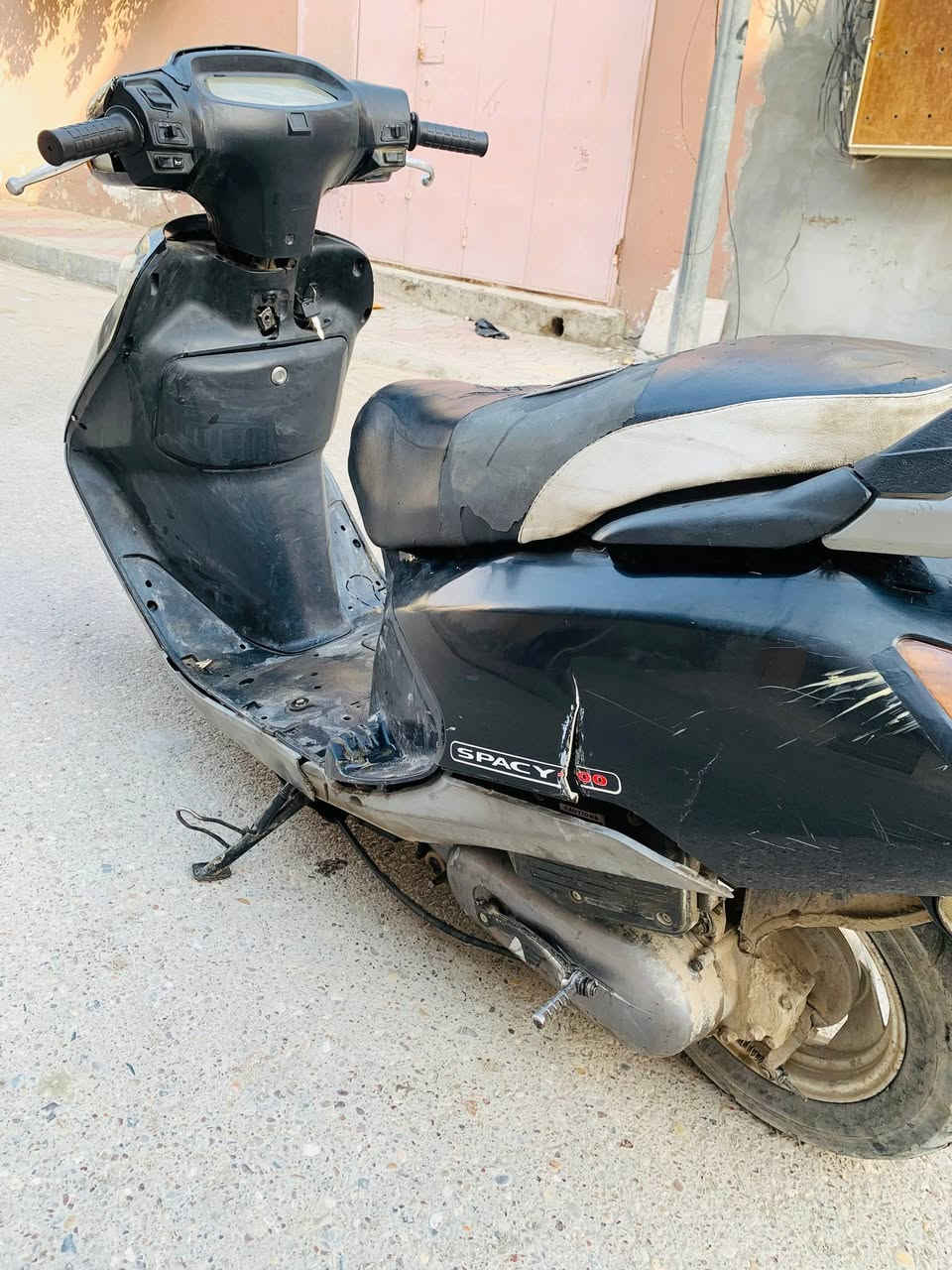 سلام عليكم سبيسي ياباني سرعه 120 شغاله سلف هندر فقط دبلاتهة الاماميه تعبانه كلش مستعجل عل بيعتهة رايدهة ب150 الف قفل بدون عمله مكاني بعقوبة ( *********** )
