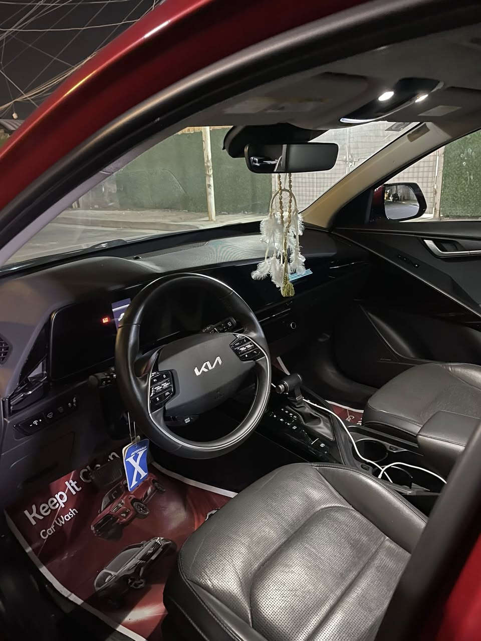 السلام عليكم
كيا نيرو 2023 هايبرد للبيع 
السياره فئه sx فول مواصفات كل المواصفات موجوده 
تدفئه تبريد كشنات 
تدفئه ستيرن كشن كهرباء حساسات 360 
رادار كل الجهات 
حادث امريكا جاملغ وبنيد بدون دواخل 
الاستفسار:***********
