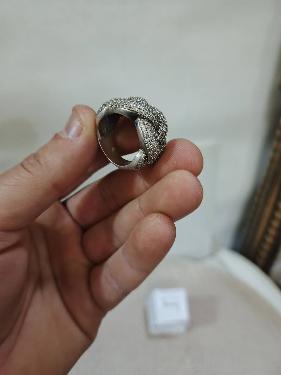 خاتم فضه فاخر مرصع بأحجار دقيقة، ذو حلقات متشابكة سميكة قطعه مميزه وجميله للعشاق القطع المميزه السعر 30 دينار شامل التوصيل والله يبارك لصاحب النصيب


**إذا كنت صاحب هذا الإعلان وتريد حذفه لأي سبب، رجاءا أرسل رسالة إلى الدعم الفني**