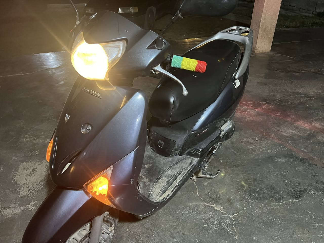 سلام عليكم يوجد ليدي للبيع السعر 6 ونص التواصل عل رقم ***********
