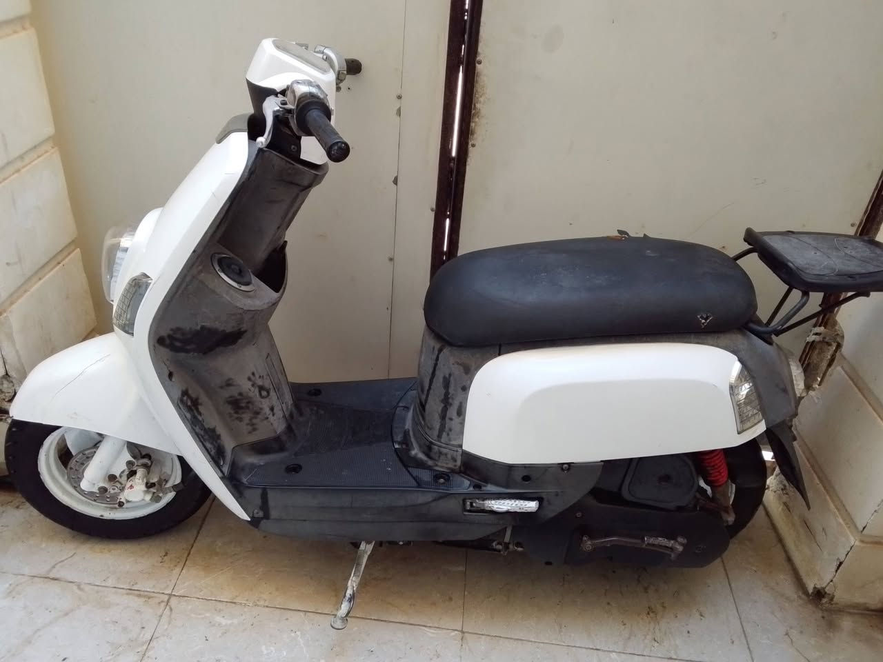 بوليس موديل 2008 بوشه 49 بلادي ما مفتوحه داخل املح  نگره سلف بكل وقت شلعه ومعدل خير من الله زوج تايرات جديد كهربائيات كلها شغاله هورن اشاير سكن لايت بگ لايت دبل اشاره سلف طوافه بنزين نقصها قفل جنطه وقبق بگ لايت السعر 550 وبيها مجال قليل العنوان كربلاء شارع احمد الوائلي خاص موجود او تصل ع رقم 
***********
