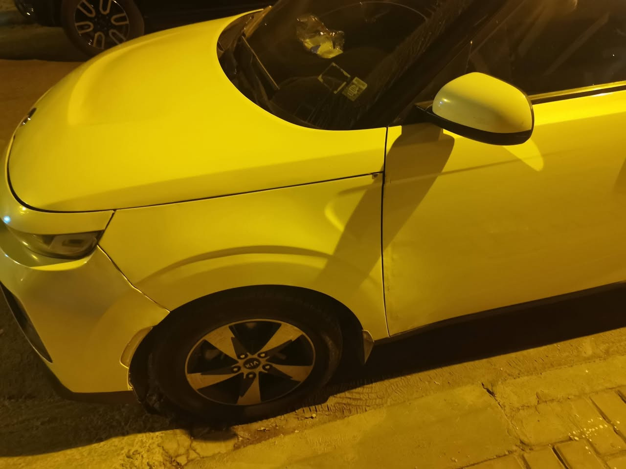 السلام عليكم...عدنا كيا صول رقم بغداد بأسمنا ...اللون ابيض...موديل ٢١..بيها بنيد وجاملق من امريكا حادثها ...وهنا بالعراق جاملق وشخوط بالابواب....محرك ٢٠٠٠ دوش ...الكير ATT مو CVT  المرغوب ....ماشية بحدود ٧٠ الف كيلوا....للبيع بسعر ١٢٠ ورقة وبيها مجال...مكان السيارة كربلاء ..رقم الموبايل ***********..ربي يرزق الجميع ...
