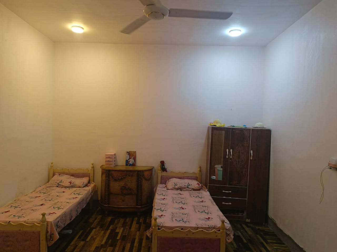 بيت مساحه 200 متر 
تقاطع العلويه شريفه ع . مقابل المجمع السكني 
بناء درجه اولئ  التواصل ***********
