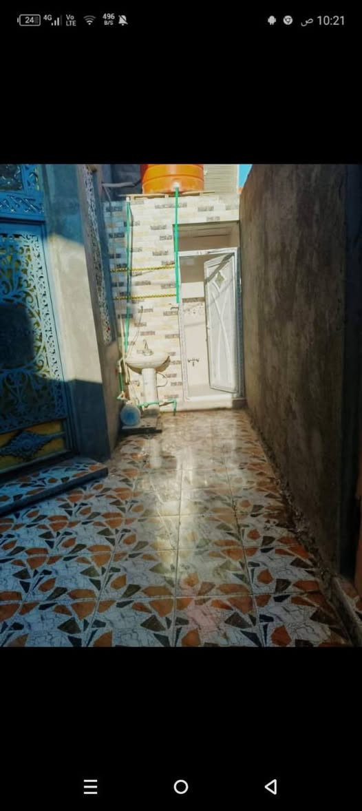 سلام عليكم بيت قاطين في البصره الجزيره باب الهوى بل سوك مال باب الهوى مساحة البيت 150 م الطابق الاول متكون من صاله وستقبال وغرفه وحديقه ومنور وطارمه واسعه ومجموعة صحيات دخال وخارج اما الطابق الثاني متكون من ثلاث غرف وصحيات وصاله واسعه سنة بناء 2023 البيت جديد السعر 120 وقابل للتفاوض للاستفسار ع هاذ الرقم  (  ***********  )
