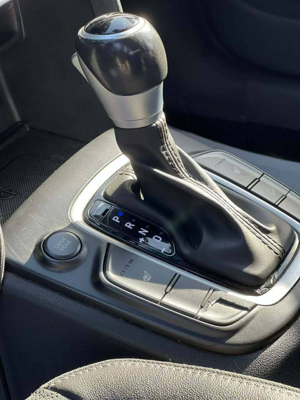 السلام عليكم 
هونداي كونا موديل 2021 
رقم اربيل حادثها باب الراكب ونفسه مصلح بارد وبيها بنيد مصبوغ حادثها بسيط ما واصل بيها ايرباك البردة طاك مكينه ١٦٠٠ تروبو مكينه وكير وتبريد وصدر وكهربائيات كلها على وضع الشركة بلاديه ماشيه ٥٦ الف كيلو 
رادارات 
نقاط عمياء
محافظة على المسار
مانع تصادم
مودات قيادة 
كشنات جلد
كراسي كهرباء
بصمه تشغيل
كار بلي
فتحة 
سيارة جاهزه من كل نواحي وفول مواصفات مراوح او بيع  للاستفسار الاتصال بالرقم *********** بغداد, العراق
