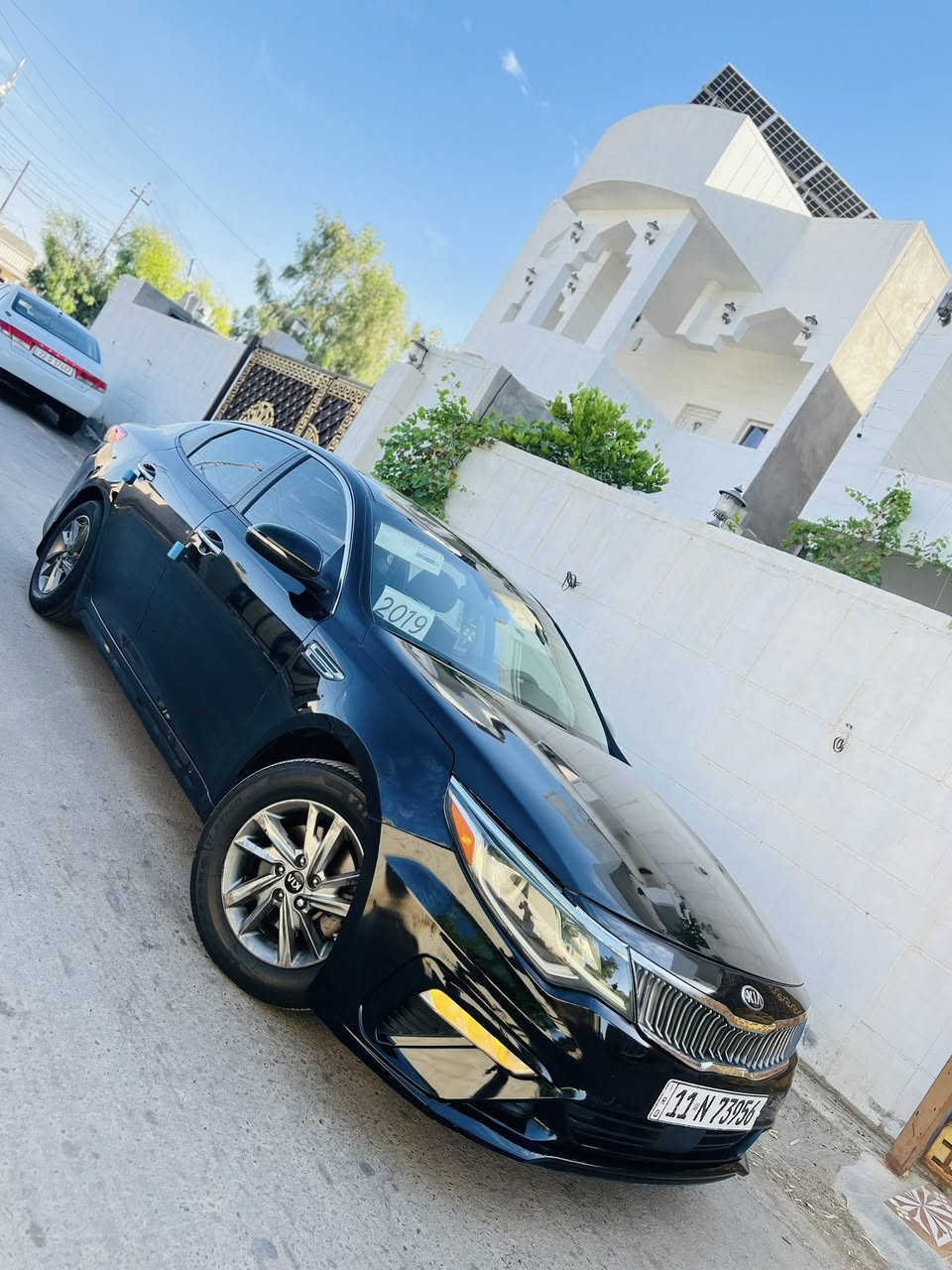سلام عليكم..
للبيع اوبتيما 2019 لون اسود ملكي 
رقم بغداد دولي بأسمي سنوية جديدة
سيارة حيل حلوة واحلى من الصور 
جاهزة مجهزة بدون كل نقص 
مواصفات نص فول 
(محرك 2400 شرط كير 6نمر شرط داخل لونين شاشة كبيرة تحكمات ستيرن وباقي المواصفات معروفة)
بيها 3 مكانات صبغ بدون دواخل شرط والباقي مكفول…
سيارة كير محرك صدر تبريد تدفئة كلة جديد…
مكاني صلاح الدين تكريت 
للاستفسار ***********
