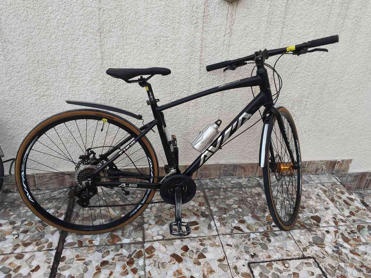 سلام عليكم للبيع دراجة 🚴 هوائية ماركة  C700 avya فول المنيوم وزنه تقريبا 6.5 كيلو كير 3*8 نوع A3 سرج المنيوم
سلام عليكم للبيع دراجة 🚴 هوائية ماركة  C700 avya فول المنيوم وزنه تقريبا 6.5 كيلو كير 3*8 نوع A3 سرج المنيوم 
فرامل قرصية (ديسك) أمامية وخلفية.
عدة سرعات خلفية متعددة. 
واقٍ للطين أمامي وخلفي. 
حامل لقنينة الماء. 💦
إطارات رفيعة مناسبة للطرق المعبدة.🪅 
نوع الدراجة: هجين (مدينة/طريق) وليست MTB جبلية كاملة رغم وجود ملصق MTB.
الموديل: Rapidly Pro 1.0.
فرامل: ديسك ميكانيكية أمامية وخلفية.
السرعات: تبدو 3 أمامية × 8 خلفية = 24 سرعة تقريبًا.👦
الإطارات: Chao Yang بلون جانبي بني.
الجنطات: ألمنيوم مزدوجة الجدار غالبًا.
المقود: مستقيم (Flat Bar).
إضافات: حامل قنينة ماء وواقيات طين🧠
سعر الدراجة 190 الف وبيها مجال العنوان بغداد الجديدة
الاستفسار ***********
