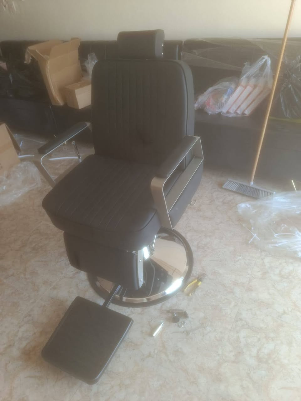 ديكور  حلاقه  مستخدم  شهر  بعده كله جديد ديكور ميزين ومري اثنين بيضويه ابو الدد + كومدي اربع جرارات + ملحق تخم خمس امتار ثلاث قطع جلد  دوشك ضغط  كرسي من شركة vgr الامريكيه بعده كله بحاله جديد للبيع بسعر مناسب  تواصل وتساب وتصال *********** عنوان تكريت
