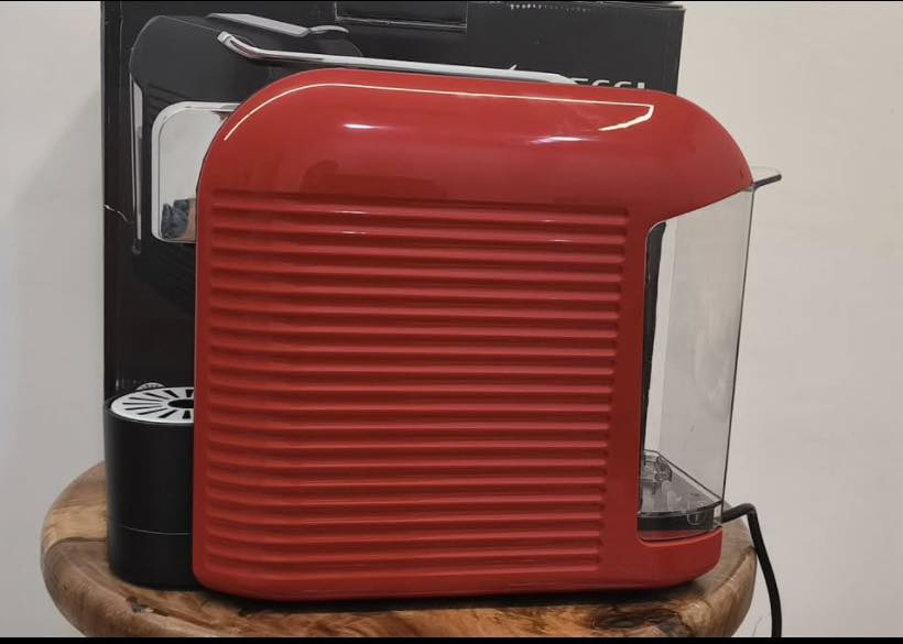 السعر 50 الف🧋☕️🔥

ماكينة تحضير قهوة وكبسولات متعددة المشروبات، تدعم تحضير الإسبريسو، اللونجو، الكابوتشينو، الكاكاو، والشاي. كما تتيح استخدام كبسولات الحليب المخصصة لعمل رغوة دون الحاجة لجهاز خفق خارجي.

وتتميز بضغط ضخ يصل إلى 19 بار لضمان الحصول على رغوة غنية (Crema) تضاهي المقاهي المحترفة. 

الماكينة مصممة بهيكل مدمج وعصري ومزودة بـ 3 أزرار تحكم مضيئة لتسهيل الاستخدام اليومي.

خزان المياه: سعة 1 لتر، قابل للإزالة ومتوافق مع فلاتر تنقية المياه.

سرعة التسخين: جاهزة للاستخدام في غضون 15 ثانية فقط.

توفير الطاقة: إيقاف تشغيل تلقائي ذكي بعد فترة وجيزة من عدم الاستخدام.


**إذا كنت صاحب هذا الإعلان وتريد حذفه لأي سبب، رجاءا أرسل رسالة إلى الدعم الفني**