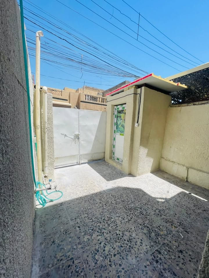 السلام عليكم ورحمة الله وبركاته 
للبيع دار سكني – بغداد / الحسينية (الراشدية)

للبيع دار سكني نظيف جداً، يقع في بغداد – الحسينية (الراشدية)، خلف الشارع التجاري، شارع المكاتب، قرب العمارة الحمراء.

مواصفات الدار:

* مساحة الدار: 80 متر.
* كراج.
* استقبال.
* مطبخ.
* حمام ومرافق صحية.
* الطابق الأرضي: غرفة واحدة.
* الطابق الثاني: غرفة واحدة مع صالة صغيرة.
* الدار نظيف جداً وجاهز للسكن.

للأستفسار الأتصال على الأرقام التالية:

* ***********
* ***********
