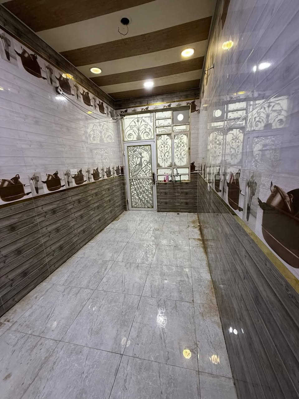 للبيع للبيع
#دار في منطقة ال 36 بيع مستعجل
#المساحة 125 متر طابق ونص
#بناء 2023-2024 جديد 
يحتوي على غرفتين اكبار وصالة كبيرة ومطبخ وبراني ومجمع صحيات عدد 2 وسطح وطارمة 
للاستفسار او كثر مراسلتنا على الخاص او الاتصال على الأرقام التالية أو مراجعة مكتبنا 
مكتب الفخامة للعقارات في السماوة 
الواقع في منطقة الحكم قرب مكتب العصائب القديم ومقابل باب متنزه الزهور
***********
***********
***********
