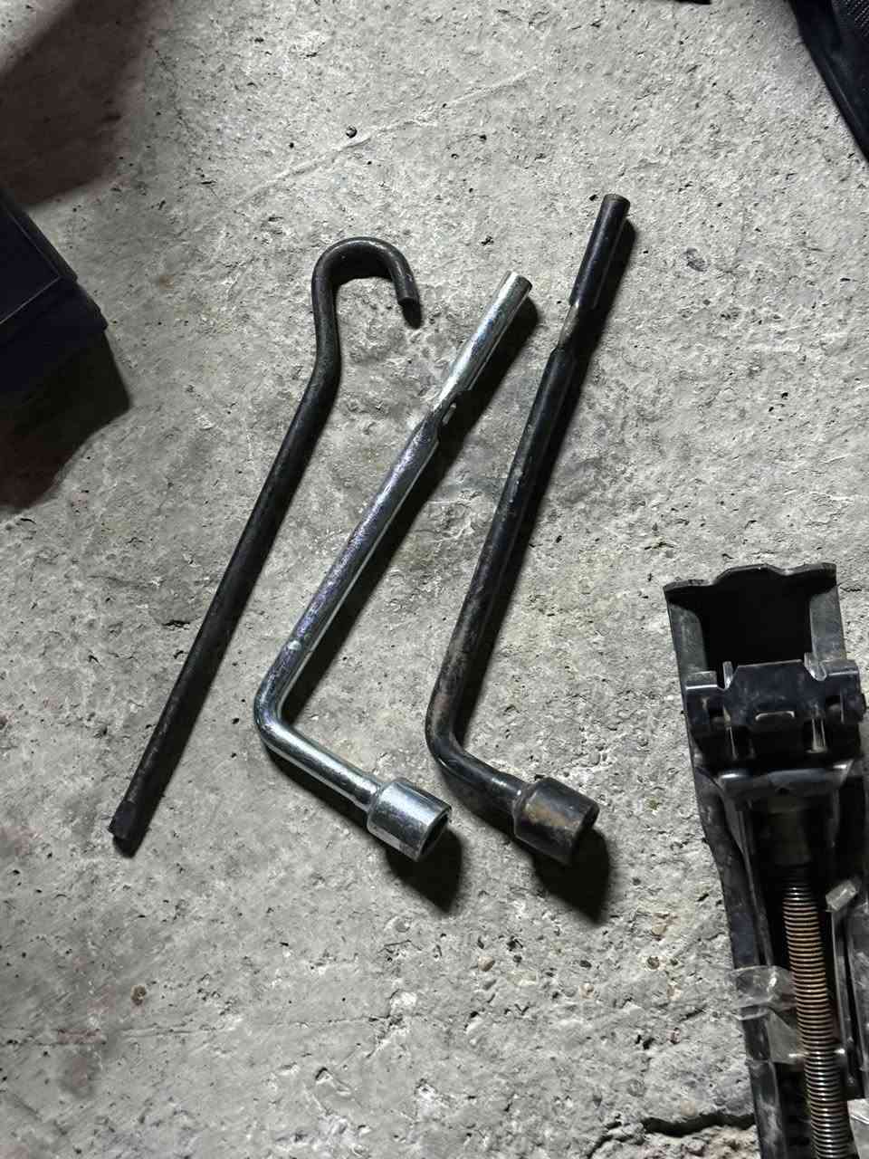 سلام عليكم
منفاخ اصلي تفصيخ زيرو يجي بل سيارات الحديثه السعر ٣٠ الف.     
مثلث طوارء اصلي فسفوري ٥ الف 
هورن طاط اصلي تفصيخ ١٥ الف 
جك ١٠ الف 
عده ويل سبانه ٥ الف 
يوجد توصيل جميع الحافضات العراق ٥ الف 
مماني بغداد مشتل مقابيل حمام الفندي بيت مو محل موجود من ٥ العصر الى ١٢ بليل فقط 
غراضي كلهن اصليات ماعدي تجاري 
*********** بارق
