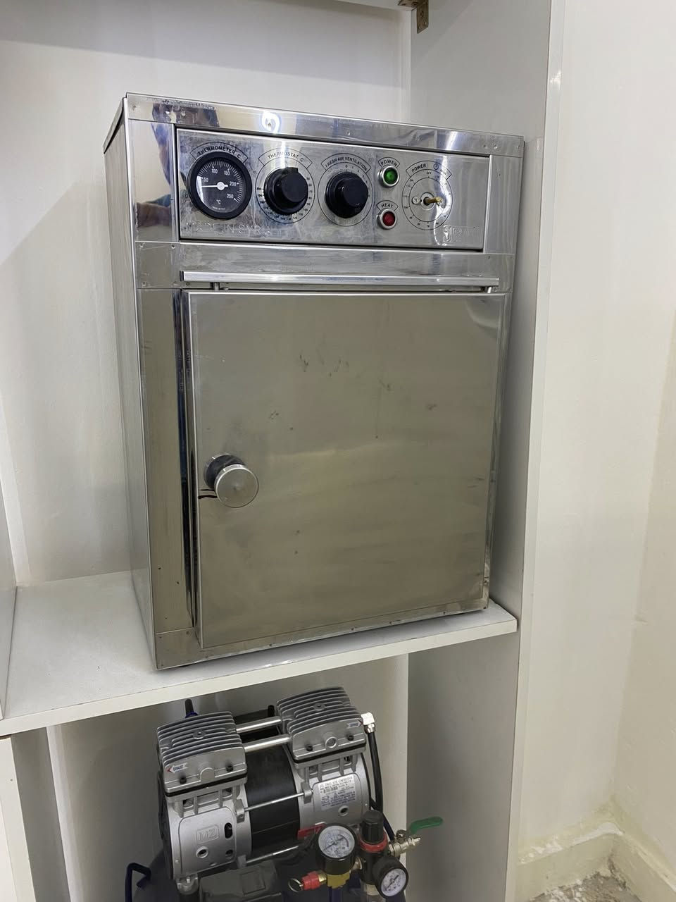 السلام عليكم
جير اسنان كلشي بي شغال بدون اي عطل
اكس راي جداري
كبمريسر اصلي طبي مغلون ( جديد )
معقمه 
عارضه مواد 
سكر خارجي 
ابكس لوكيتر woodpecker
لايت كيور
سيت ربر دام ( جديد )
ادوات قلع كامله
ادوات حشوات كامله
اشعه افلام
مواد disposable 
السعر ٢١ ورقه وبيها مجال
المكان بغداد الكرخ
***********
