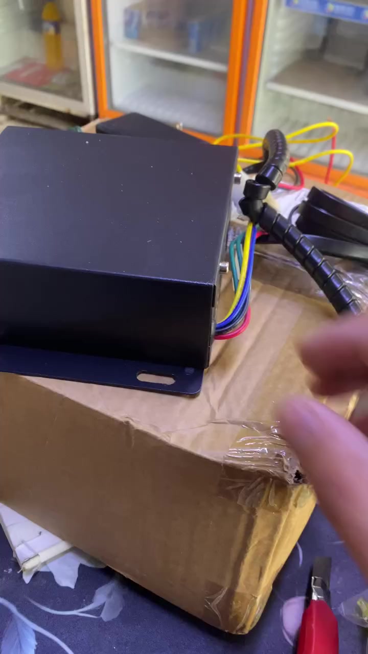 جهاز إنذار إلكتروني للسيارات من ماركة EVERSHINE، يستخدم لإصدار أصوات تحذيرية والتحكم في الإضاءة. إليك أهم ميزاته ومواصفاته:
يحتوي على وحدة رئيسية للإنذار مع ميكروفون للتحكم بالصوت والأوامر.
يوفر خيارات متعددة لنغمات الإنذار يمكن التبديل بينها بسهولة.
يتضمن وحدة تحكم في مستوى الصوت، بالإضافة إلى مفاتيح خاصة للتحكم في الإضاءة (Lamp A/Lamp 😎.
يأتي مع مخطط تفصيلي لتوصيل الأسلاك بالبطارية، ومكبر الصوت، وأضواء السيارة.
ترجمة النص الأساسي
العنوان: دليل جهاز الإنذار الإلكتروني من EVERSHINE
التحكم بالصوت: قم بالضغط مع الاستمرار على زر التحكم، ثم اضغط على زر الإضاءة المتوافق.
التحكم بمستوى الصوت: اضغط مع الاستمرار على زر التحدث في الميكروفون، وقم بالضغط على زر التحكم في الصوت.
الميكروفون: اضغط مع الاستمرار على الزر وتحدث باتجاه الميكروفون للحصول على أفضل جودة صوت.
مخطط الأسلاك:
السلك الأحمر: للتوصيل بالقطب الموجب للبطارية.
السلك الأسود: للتوصيل بالقطب السالب للبطارية.
الأسلاك الخضراء: للتوصيل بمكبر الصوت.
الأسلاك الصفراء والبرتقالية: للتوصيل بالأقطاب الموجبة للأضواء.

اعلى سعر ابيع توصيل جميع الامحافظات


**إذا كنت صاحب هذا الإعلان وتريد حذفه لأي سبب، رجاءا أرسل رسالة إلى الدعم الفني**