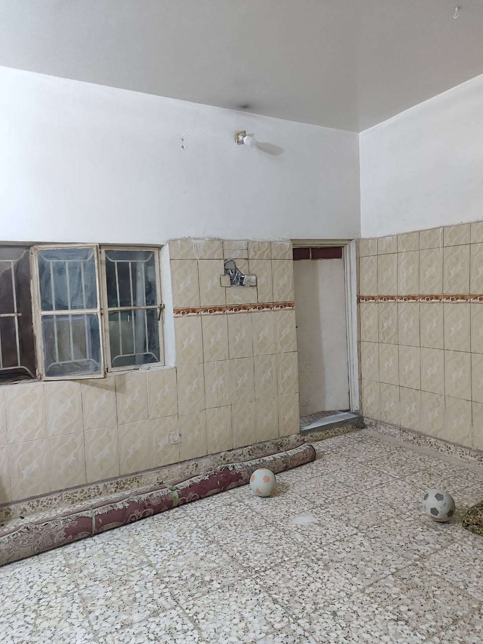 بيت للبيع المساحه 200م غرفه نوم وصاله ومطبخ وصحيات وستقبال وطارمه وحديقه صب كونكريت يصلح حسينيه مراجعة مكتب الخزعلي للعقار ***********
