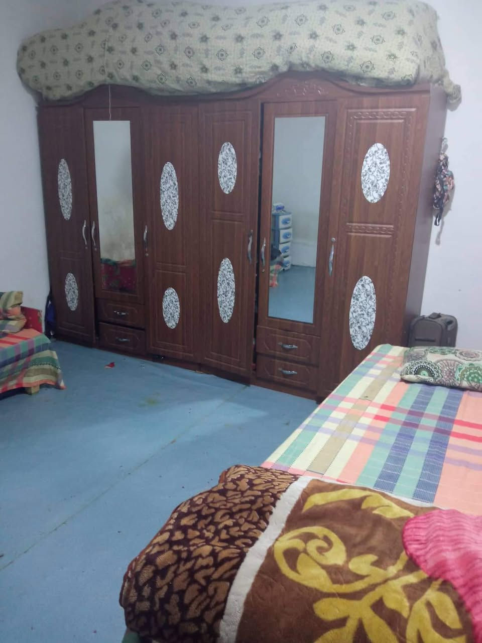 الدار للبيع الموقع حي العسكري قرب شارع 80 البيت بي مطبخ واستقبال وغرفه جوه وغرفه فوك صحيات خارجه وحمام داخلي وممر من المطبخ للغرفه مع السطح مساحته 100 متر طابو صرف السعر 95 للاستفسار 
الاتصال على الارقام  ما متواجد خاص

***********
***********
