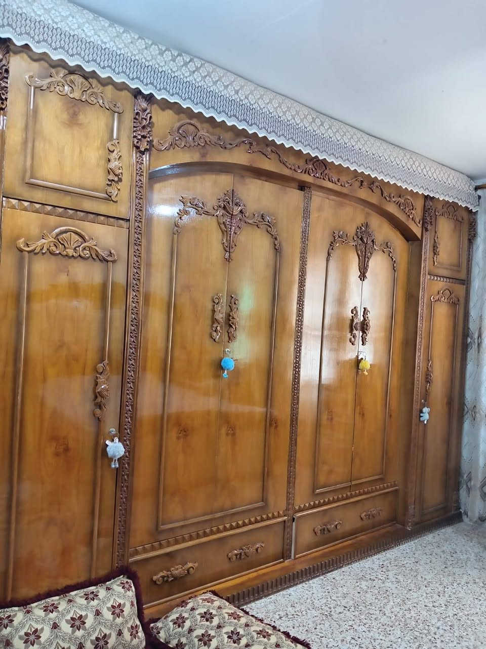 السلام عليكم غرفه اخشاب نضيفه وجديده مابيها اي عيب وبسعر مناسب ***********
