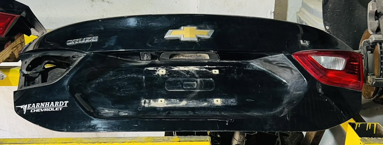 السلام عليكم
غراض كروز 
ابواب و دعاميات 2017 امامي و خلفي 
دعاميه اماميه ابيض 2010وفوق
جاملغ 2017 سلفر يمين 
صندوك 2017 اسود 
موجود توصيل 
***********
