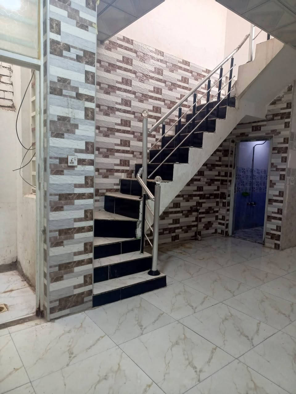 يوجد لدينا بيت للايجار حي ميسان قطاع 23 قريب شارع الكيات مساحه 100متر يحتوي على غرفه وصاله واستقبال ومطبخ وصحيات صب كونكريت ارضيه بورسلين جدران سيراميك سقوف سي إن سي سعر الايجار 350 الف واصل ماء وكهرباء كل شهر بشهره للاستفسار. الاتصال على الرقم التآلي ***********
