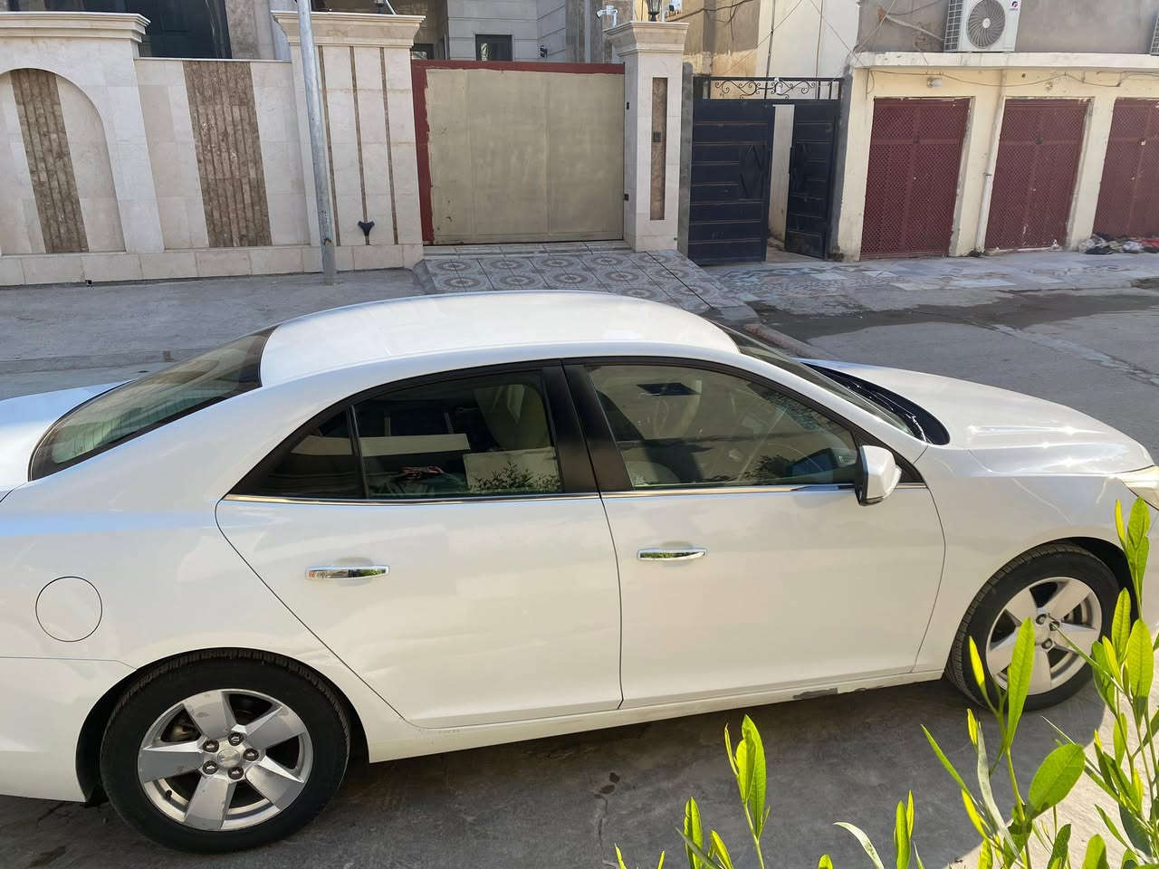 سلام عليكم 
ماليبو 2013 خليجي 
رقم سليمانية الجديد
جاهزة السيارة ادامه كاملة 
بيها بارد باب خلف السكن والدوسة الي جوه باب السكن ثنينهن موجودات بالصور 
مكانها ديالى بعقوبة 
بأسمي السيارة 
السعر 108 وبيها مجال
***********
