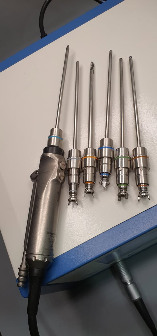 جهاز شيفر Arthroscopy متكامل
Asunm Medical
نقدم لكم جهاز شيفر عالي الجودة من شركة Aesculap الألمانية، مصمم لأعلى دقة في عمليات المفاصل.
 Model: Microspeed Uni
 Brand: Aesculap
ميزات جهاز Aesculap Microspeed Uni
 تصميم خفيف ومريح (حوالي 275 غرام)
 سرعة عالية وتحكم دقيق حتى 5000 RPM (شيفر) و 8000 RPM (بور)
 أوضاع تشغيل متعددة: Forward / Reverse / Oscillation
 نظام ذكي للتعرف على البليد تلقائياً
 تحكم بالشفط لتحسين الرؤية أثناء العملية
 إمكانية ضبط السرعة والتسارع حسب حاجة الجراح
 دقة عالية في القطع وأداء ثابت
 نظام أمان عالي لحماية البليد
 يعمل مع Foot Switch لسهولة التحكم
 مناسب لجميع عمليات Arthroscopy (الركبة، الكتف، الورك…)
أداء قوي وثبات عالي أثناء العمل
مناسب لعمليات Arthroscopy
 الملحقات:
6 بليدات Reusable عالية الجودة
Foot Switch للتحكم السهل أثناء العملية
 الحالة: مفحوص وجاهز للعمل
 الضمان: 6 أشهر
 خدمة صيانة متوفرة لجميع المحافضات 
التجهيز مباشر، 
http://wa.me/9647518646477

 WhatsApp

http://wa.me/964774093563

#asunmmedical


**إذا كنت صاحب هذا الإعلان وتريد حذفه لأي سبب، رجاءا أرسل رسالة إلى الدعم الفني**