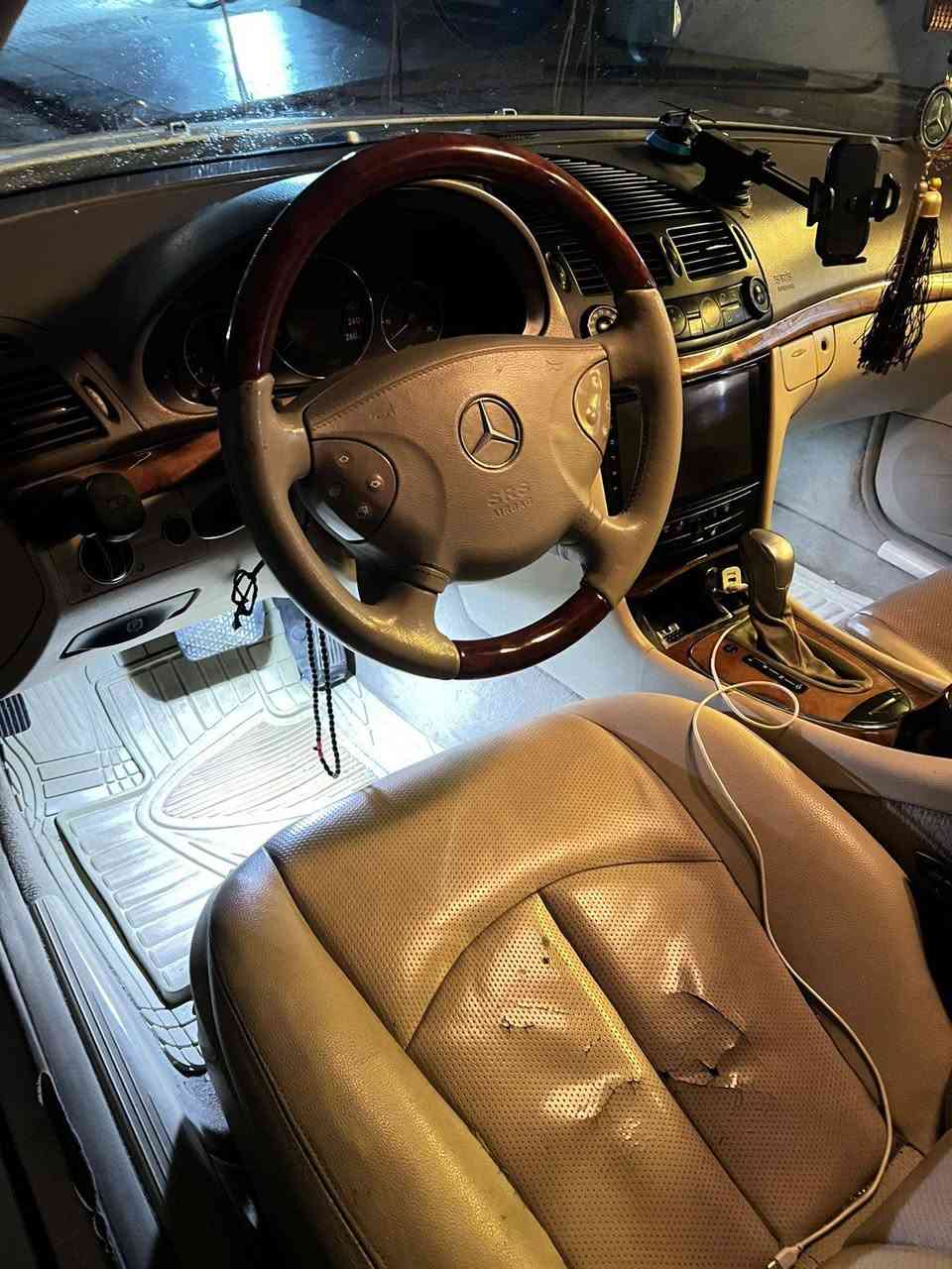 السلام عليكم للبيع سيارة مارسيدس  E 211 محرك 6سلندر 320 موديل 2003 محدث الدعاميات والبجم 2008 تبريد جديد هذا الموسم مبدل فتحة سقف حساس امامي وخلفي باقي المواصفات معروفه بالمارسيدس  السياره باسمي رقم انكليزي سنويه مجدده لغاية 2030 تحويل ثاني يوم السعر12500شده وخمسه وعشرين ورقه بيه مجال مكان السياره بغداد الحريه حي نواب الضباط موبايل ***********
