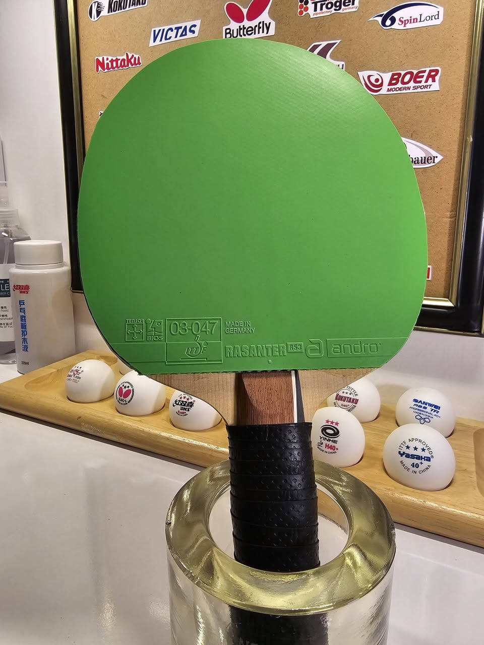 مضرب تنس طاولة إحترافي ( Full Andro Setup )

إذا كنت تبحث عن القوة الإنفجارية والأداء الألماني الدقيق ، فهذا المضرب موجه لك ، تجميعة هجومية من النخبة (High-End) مخصصة للاعبين الذين لا يرضون بغير الفوز السريع فهو من أقوى وأسرع مضارب شركة Andro الألمانية .

​🏓 الخشبة (Blade) : Andro Treiber FO Off/S
​النوع: OFF/S (هجومي جداً +OFF) .
​الخامة : تحتوي على طبقات من TXL Fiber موضوعة مباشرة تحت القشرة الخارجية (خشب الهينوكي الياباني) .
​المميزات : توفر هذه الخشبة إنتقالاً مباشراً جداً للطاقة فهي الخيار المثالي لمن يفضل "الإحساس الصلب" والضربات الساحقة (Smashes) والكرات اللولبية السريعة Topspin .
​⚫ الوجه الأمامي (Forehand) : Andro Nuzn 55
​الإسفنج : صلابة 55 درجة (Hard) .
​الأداء : أحدث تقنيات أندرو في عالم الجلود حيث توفر "ديناميكية" غير مسبوقة وقدرة هائلة على توليد الدوران (Spin) وتعطي أعلى مستويات الإرتداد فهو أفضل وأعلى مطاط هجومي لدى شركة Andro .
​الهدف : مصمم للضربات الأمامية القوية التي تتطلب مساراً دقيقاً وقوة جبارة لإنهاء النقاط .
​🟢 الوجه الخلفي (Backhand) : Andro Rasanter R53 . 
​الإسفنج : صلابة 53 درجة بتقنية Energy Cell .
​الأداء : واحد من أشهر الجلود عالمياً ، يتميز بقدرته على إمتصاص طاقة الخصم وتحويلها لرد فعل إنفجاري .
​الهدف : مثالي للـ (Top-spin) من جهة الباك هاند ، ويعطيك ثباتاً عالياً في الكرات التي تتطلب توقيتاً سريعاً .

​💡 لماذا تشتري هذا المضرب ؟
​تناغم مثالي : القطع الثلاث مختارة بعناية لتناسب أسلوب اللعب الحديث القائم على السرعة .
​​✨ ​حالة المضرب : ( نظافة 98% إستخدام خفيف جداً أو كالجديد ) .
الحالة العامة : ( لا توجد خدوش ، الجلود تم تنظيفها بإنتظام بمنظف إحترافي ) .
​الجودة : صناعة ألمانية 100% تضمن لك عمراً طويلاً وأداءً ثابتاً .

​ملاحظة للمشتري : هذا المضرب "وحش" سرعة ، مخصص للاعبين الذين يمتلكون تكنيكاً جيداً ويستطيعون التحكم في الإرتداد العالي .
​💰 ​السعر المطلوب : ( 350 ألف قابل للتفاوض )
📦 يوجد توصيل لجميع المحافظات


**إذا كنت صاحب هذا الإعلان وتريد حذفه لأي سبب، رجاءا أرسل رسالة إلى الدعم الفني**