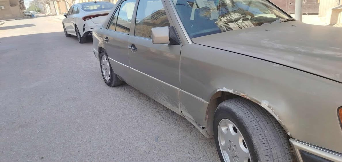 سلام عليكم مارسدس دب للبيع  موديل 91 
رقم أنبار محرك بلادي 6 سلندر (300) 
السياره مكفوله من الضربه قواعد الدبلات  سليمه 
تبريد شغال أريل كهربائي سنتر لك شغال جام تحم كهرباء 
السياره جاهزه من حداديه وتخم تاير السعر 49 وبيه مجال قليل 
***********
