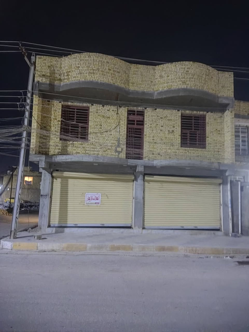 سلام عليكم ورحمة الله
للبيع للبيع تجاري تفاصيل اقرء 👇

المساحه 130 مربع ركن ع شارع 30 
البناء محلين الوجه 5متار والطول 7
الشقة الجوه كامله من الوح والمرمر غرفتين 4في5 صحيات ومنور

الشقة الفوك بيه غرفتين 4في5 واستقبال 4في5 ومطبخ 4في4
 وصحيات وصاله ملاحضه الشقه الفوك ما كامله بس لابخه مساطر  موقع  قريبة ع الوفج الطوارئ 
يعني عوزله بس لوح  وكاعيه تفاصيل اكثثثثثثثثثثر انتصل خووووووان ما اجاوب ع الخاص 
***********
***********
