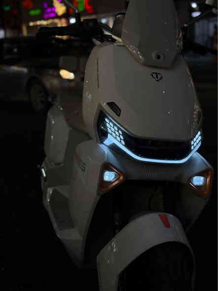 السلام عليكم 
دراجة ملكة تالج ريان لون ابيض مميز  بصمة 
الدراجه 6 باتري 35 امبير
زيرو ماماشية فقط 300 كيلو 
نضام البريك APS مانع انزلاق ودسكات والدبلات هايدروليك 
ملف الدراجه 2000 S  واط حقيقي 
سرعة 80  حقيقي 
المسافة المقطوعه من 75 الى 90 كيلو متر بلشحنة الوحدة 
لايتات زنون عالي وناصي بريك رياضي
ميزة الباركنگ قفل جوزة 
رايدها 1.750.000 مليون 
والي مايعرف بيهن لايعلق احسن 
مكاني بغداد *********** بغداد
