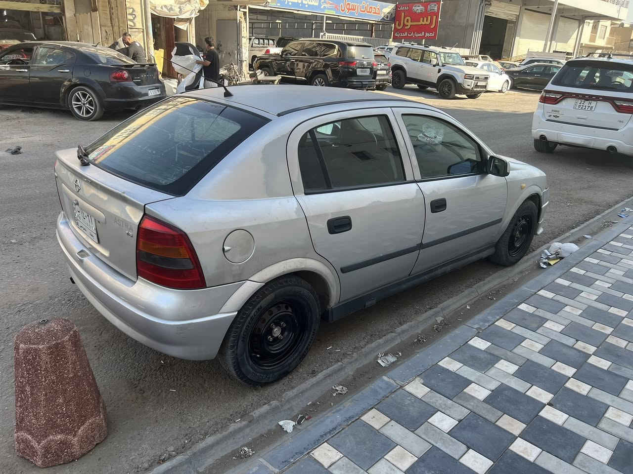 السلام عليكم للبيع استرا 2002 بسمي السياره بس جراد مابيها اي ضربه المكان بغداد  هاتف ☎️  تبريد شغال ***********
