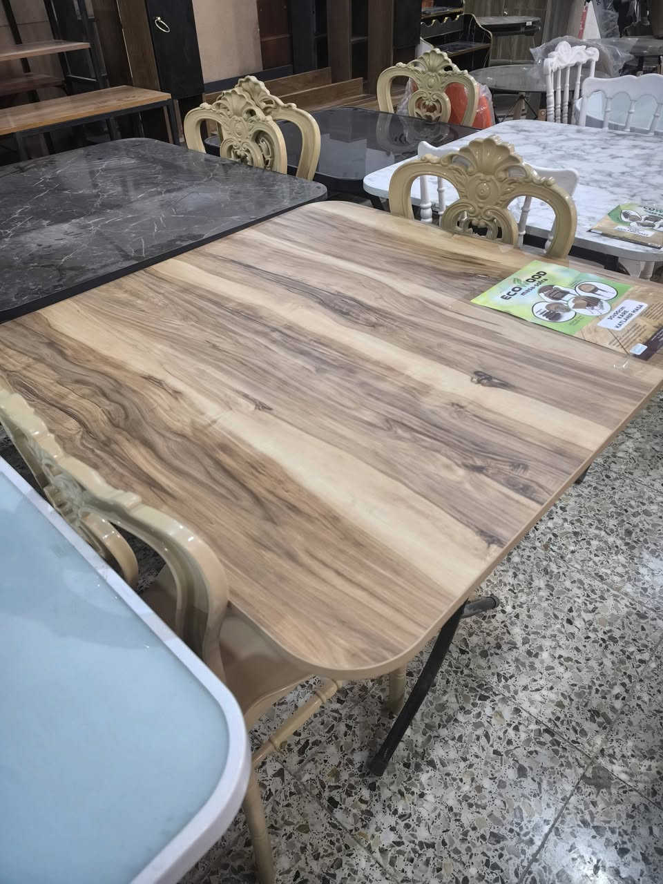 تحيه طيبه
ميز طعام 4 كرسي كرسي قديفه محبب 
تجدونه لدى شركه مشتاق العذاري و اولاده للوكلات والتجارية 
***********
