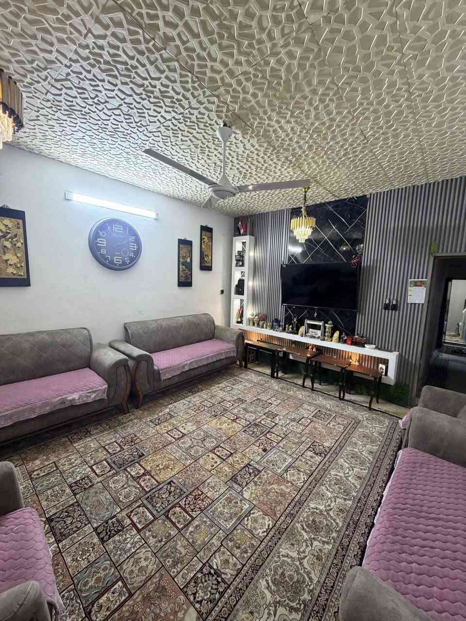 دار للبيع وقف سني كميره عله المشروع قرب مدرسه البذره الصالحه وقاعه المصطفى البيت مساحه تقريبا 190 متر عله فرعين يصلح بيتين منفصلين او بيت واحد الي واجهت عله شارع غني مساحه 84 تقريبا
والي عله شارع ابو ادريس 105 تقريبا مجموع البيت يحتوي عله ثلاث غرف نوم اكبار وهول كبير وكل باب بي طارمه تدخل بيها سياره وحديقه وحمامات عدد 2 مناور عدد 2 مطبخ عدد 2 حولي كبير  عدد2 
السقف صب كونكريت 
ينفصل يصير بيتين كل بيت عله فرع حالين احنه فاتحي بيت واحد السعر عله الخاص او الاتصال بالرقم *********** 
ملاحضه تستلم البيت مصفر وقف
