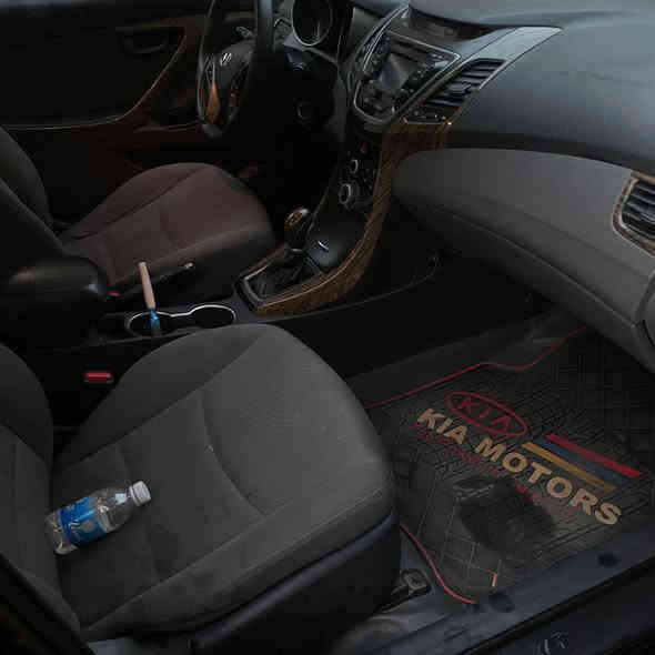 سلام عليكم النترا 

2015
رقم سليمانية بأسمي
بدون حادث بيها بارد وعندي السونار

مكينة وكير مكفولات. مواصفات عادية شاشة وتحكمات 
السيارة وارد امريكي

عنوانها الشعب الثعالبة
 
رايدها ب 108 وبيها مجال بسيط

***********
