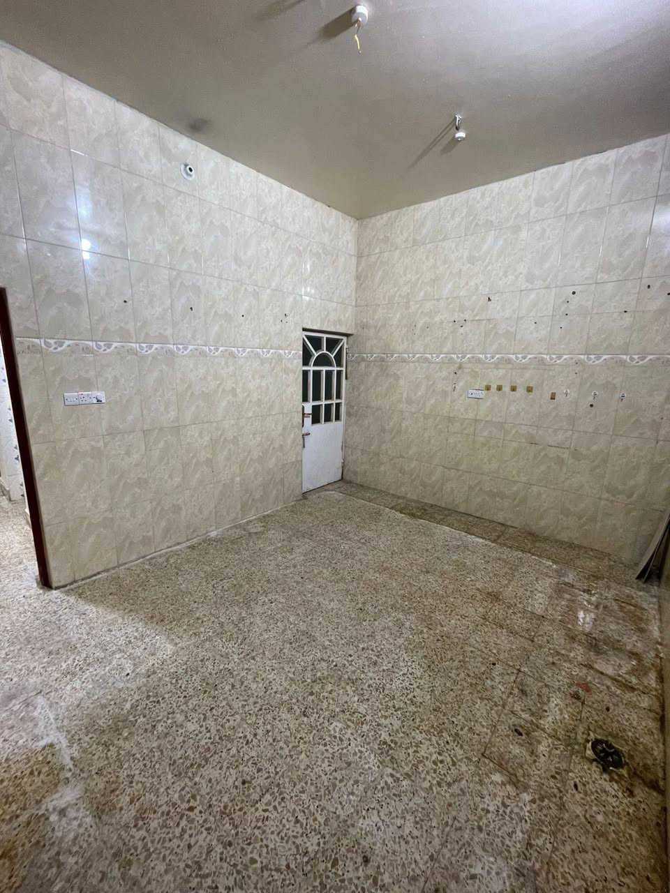 بيت سكني طابقين للأيجار 
العنوان :  الحكيميه 📍
المساحه :  110 م 
يحتوي على :  2 غرفه +  أستقبال  +  كراج + صاله + مطبخ 
المواصفات : بناء حديث + موقع ممتاز
سعر الأيجار :  700 الف قفل
للتواصل : 
***********
*********** 
***********
