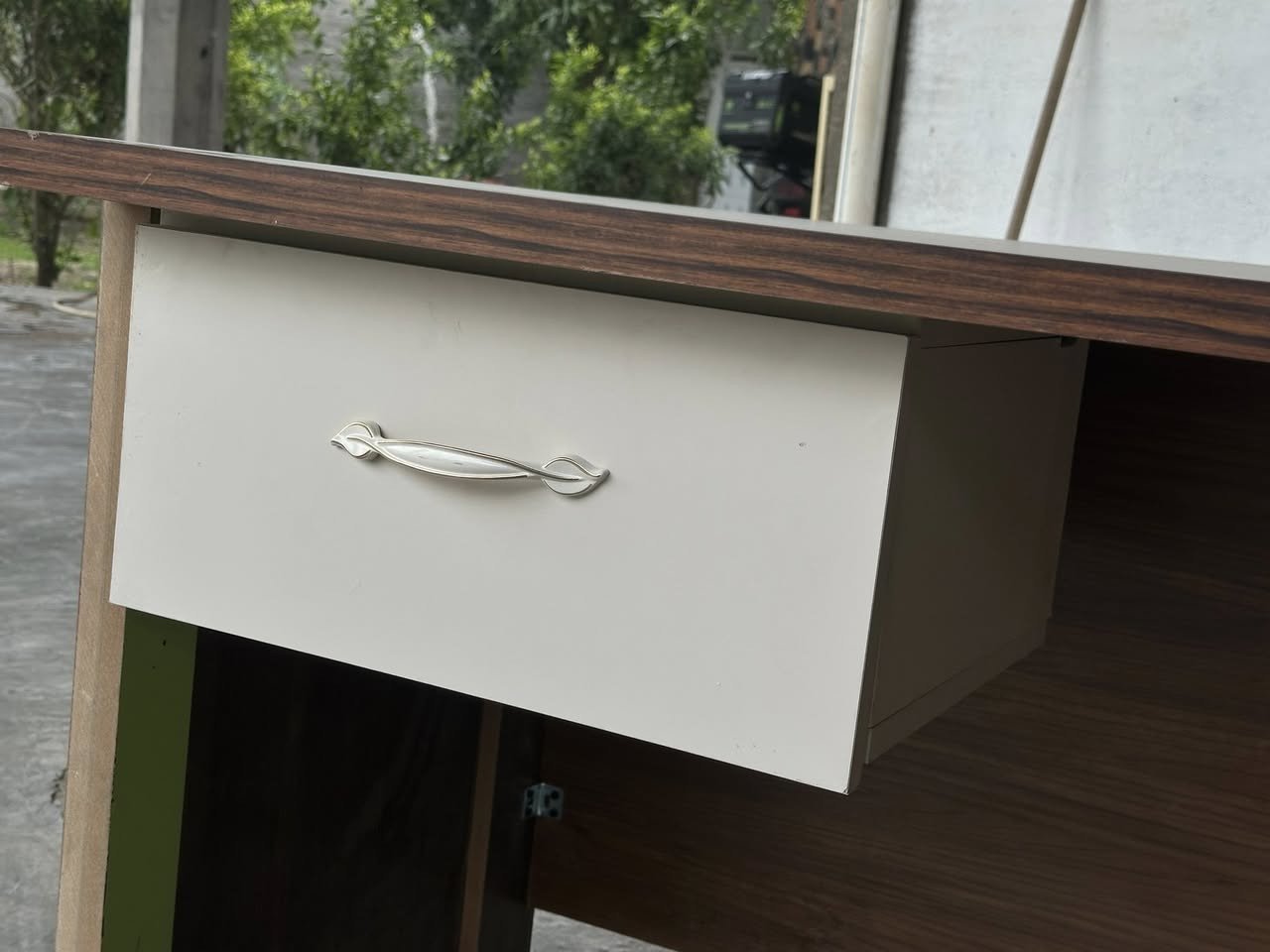 سلام عليكم 

ميز مكتبي متر ونص خشب ثقيل 

*********** متوفر واتساب 

مكلف بل نشر اتصل على صاحبة
