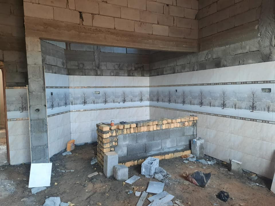 دار متكامل للبيع يتكون من ٣ غرف ديوان مطبخ حار وبارد صالة مع موزع على الغرف مع مجمع صحيات بالاضافه الى حديقة مساحة البناء ٢٢٥م مساحة القطعة ٩٠٠م بناء درجه أولى الموقع سفوان مقابيل المستشفى الجديد للاستفسار على الرقم ***********
