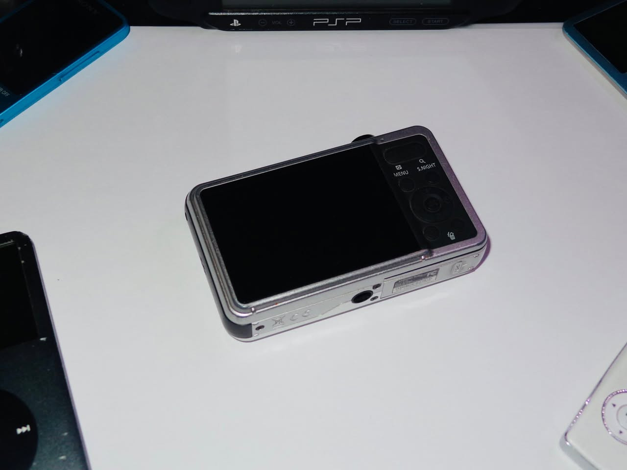 SAMSUNG SL605 🍒
⋆.˚ ᡣ𐭩 .𖥔˚

PRICE: 100,000💌

cosmetics: 9.5/10 with signs of usage — please manage your expectations 

TESTED WITHOUT FUNCTIONAL ISSUES 

specs: 
۫ ꣑ৎ 12.2 MP
۫ ꣑ৎ Working zoom & buttons 
۫ ꣑ৎ 5x optical zoom 
۫ ꣑ৎ Date stamp available
۫ ꣑ৎ CCD sensor

inclusions: 
 ✿ unit itself & battery
 ✿ universal charger
 ✿ camera pouch


**إذا كنت صاحب هذا الإعلان وتريد حذفه لأي سبب، رجاءا أرسل رسالة إلى الدعم الفني**